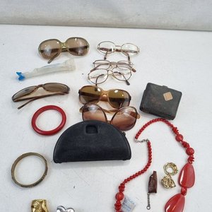 Lote de Anteojos, Collares, Pulseras y Accesorios Varios - imagen 2