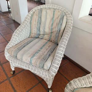 Par de Sillones de Mimbre Blancos con Ruedas y Almohadones Rayados - imagen 4
