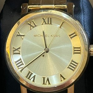 Reloj Michael Kors Dorado Mujer Esfera Champagne Números Romanos MK3560 - imagen 3