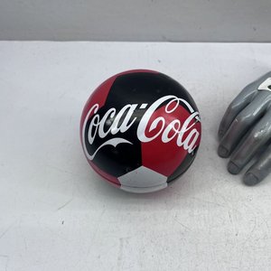 Lata Decorativa Coca-Cola Forma Pelota de Fútbol - imagen 2