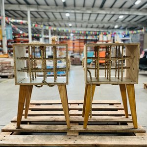 Lote siguiente: Set de 2 Botelleros de Madera con Patas y Cuerda