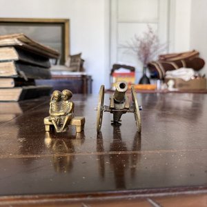 Pareja Sentada en Banco y Cañón a Escala Antiguo en Bronce - imagen 3