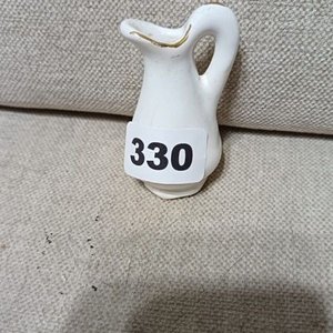 Lote anterior: Jarra Decorativa Blanca Pequeña con Borde Dorado