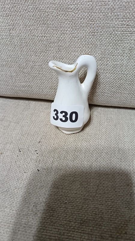 Jarra Decorativa Blanca Pequeña con Borde Dorado