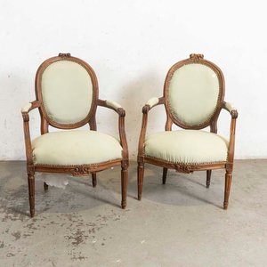 Lote siguiente: Par de Sillones Luis XVI Estilo Clásico con Tapizado Verde Claro