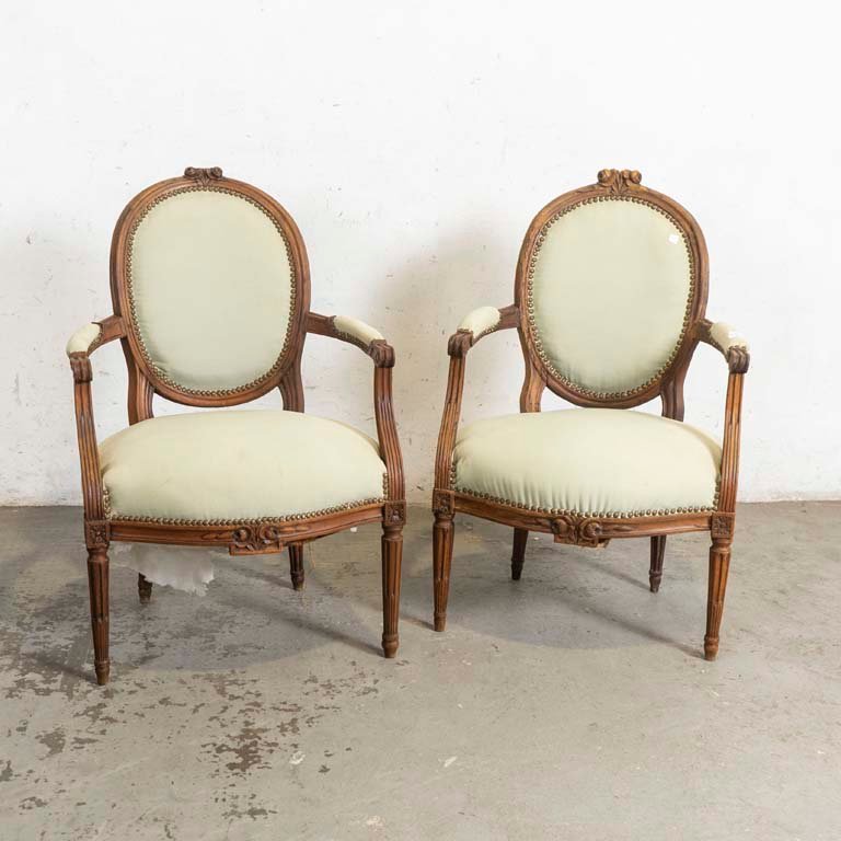 Par de Sillones Luis XVI Estilo Clásico con Tapizado Verde Claro