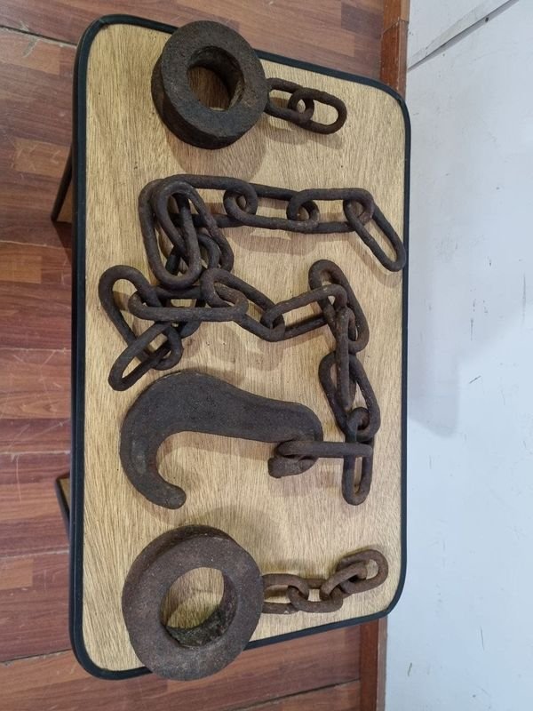 Juego Antiguo de Cadenas y Argollas de Hierro Forjado con Gancho