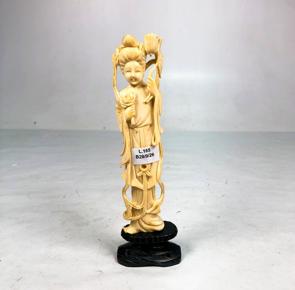 Figura de Dama Oriental en Marfil con Base de Madera