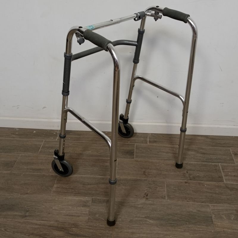 Andador plegable y extensible en aluminio - imagen 3