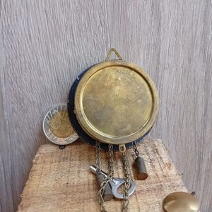 Reloj de Mesa Alemán en Bronce y Porcelana con Péndulo, Llave y Caja - imagen 3