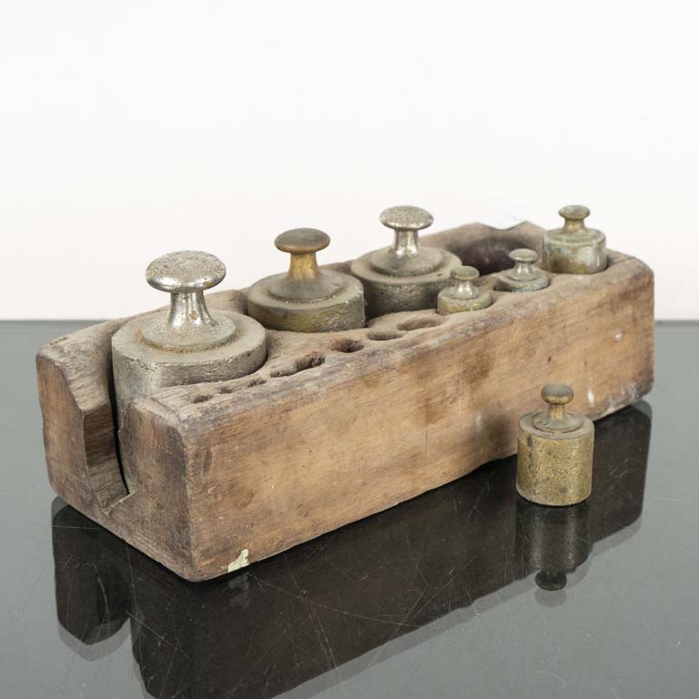 Lote siguiente: Cepo de madera con pesas incompleto - Medidas: 28x11x7cm