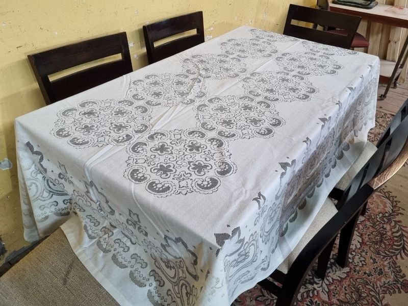 Elegante Mantel de Comedor Calado con Bordes Festoneados (200x140cm)