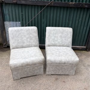 Lote siguiente: Dos Módulos de Asiento Estilo Moderno