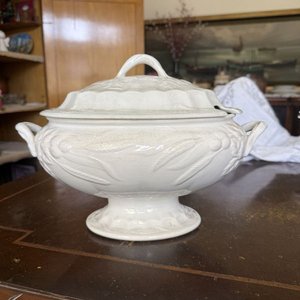Sopera de Porcelana Blanca Clásica con Relieve y Motivos Florales - imagen 9
