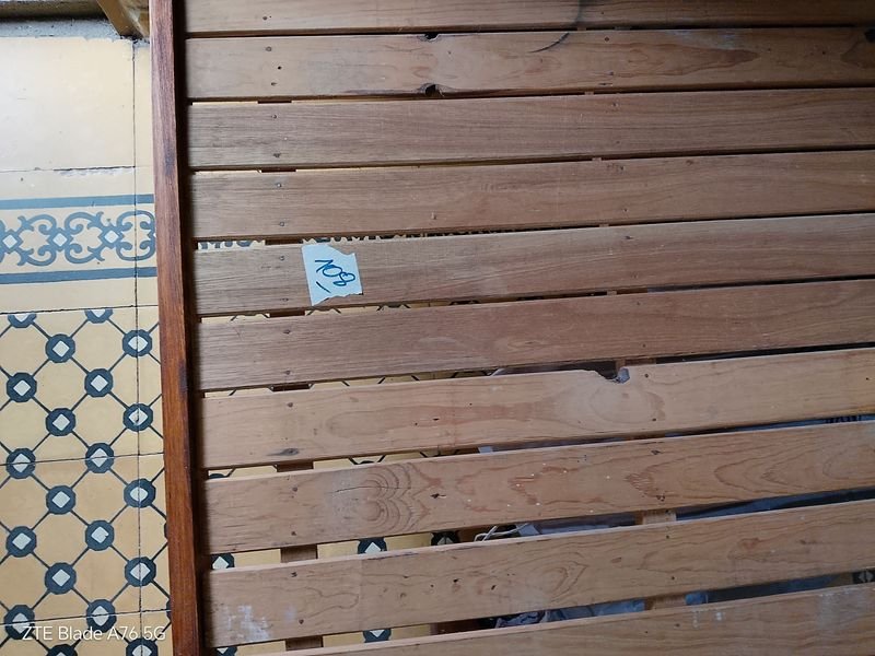 Cama antigua de madera con sombra y colchón - imagen 2