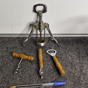 Lote anterior: Sacacorchos y Abrebotellas de Metal con Mangos de Madera