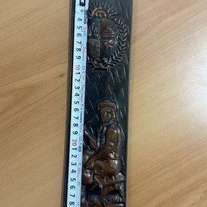 Lote de Artesanía Criolla Uruguaya: Placas de Gauchos y Silla Decorativa - imagen 4