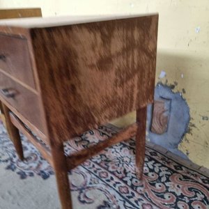 Par de Mesas de Noche Retro Enchapadas en Madera con Cajones y Puerta - imagen 5