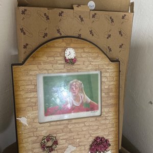 Lote siguiente: Portarretratos Decorativo con Reloj y Adornos Florales