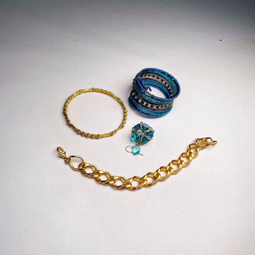 Lote anterior: Joyas variadas de oro, plata y azul
