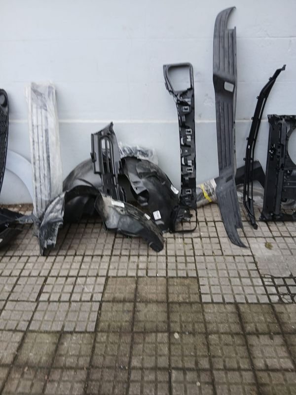 Lote de 32 Piezas de Autopartes: Caretas, Guardabarros y Más
