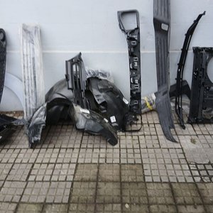 Lote siguiente: Lote de 32 Piezas de Autopartes: Caretas, Guardabarros y Más
