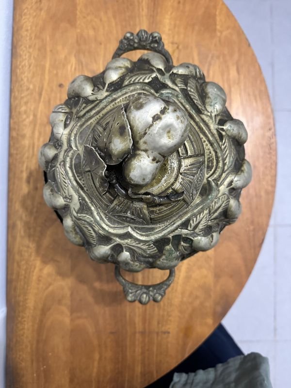 Centro de mesa bombonera de metal con detalles ornamentales - imagen 4