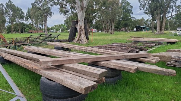 Lote de Vigas y Postes de Madera Rústica