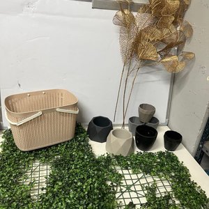 Lote siguiente: Canasto Plástico Beige con 7 Macetas Geométricas y Flores Artificiales Doradas