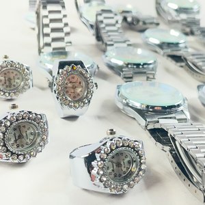 Lote de 20 Relojes y Anillos con Dijes - imagen 3