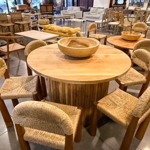 Lote anterior: Mesa Redonda de Madera Rústica con Sillas y Banqueta Tallada