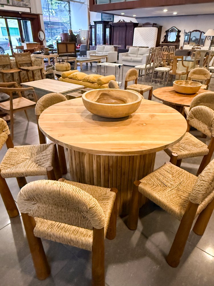 Mesa Redonda de Madera Rústica con Sillas y Banqueta Tallada