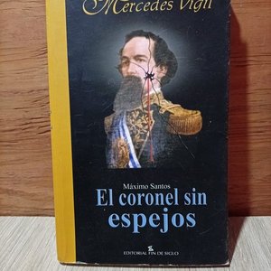 Lote siguiente: Libro "El coronel sin espejos" de Máximo Santos, por Mercedes Vigil