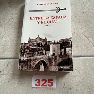 Libro "Entre la Espada y el Chat" de María de la Cuadra - imagen 1
