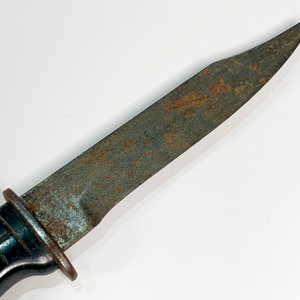 Cuchillo tipo militar con cabo de plástico negro y hoja oxidada - imagen 3