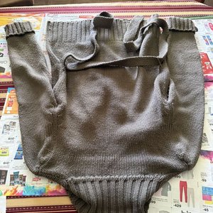 Lote de 5 Prendas de Vestir: Pantalón, Suéter y Blusas - imagen 2