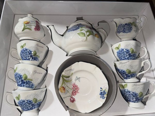 Juego de Té de Porcelana Fina con Diseño Floral - imagen 1
