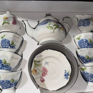Lote anterior: Juego de Té de Porcelana Fina con Diseño Floral