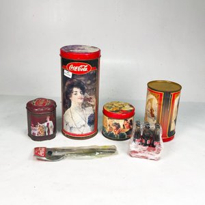 Lote Coca-Cola: Latas Decorativas, Cubiertos y Mini Botellas - imagen 1