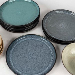 26 Platos de cerámica diferentes colores crema, azul, verde y marrón. Medidas: 21 cm - imagen 3