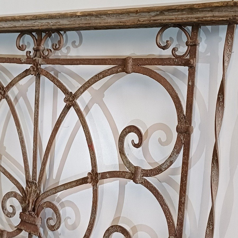 Reja antigua de hierro con diseño curvo - imagen 10