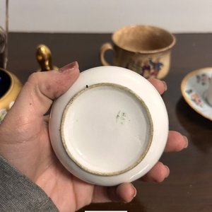 Juego de Loza Antigua: Taza, Plato y Recipientes Decorados - imagen 6