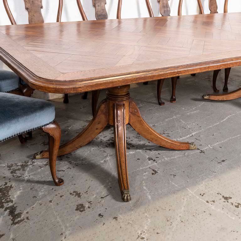 Mesa de comedor y sillas estilo Chippendale - imagen 3