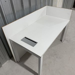 Escritorio Blanco con Divisor y Pasacables - imagen 3