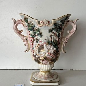 Lote siguiente: Florero Italiano Capodimonte Antiguo con Escena Mitológica