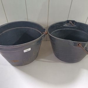 Lote anterior: Dos Baldes Negros de Plástico con Manijas Metálicas