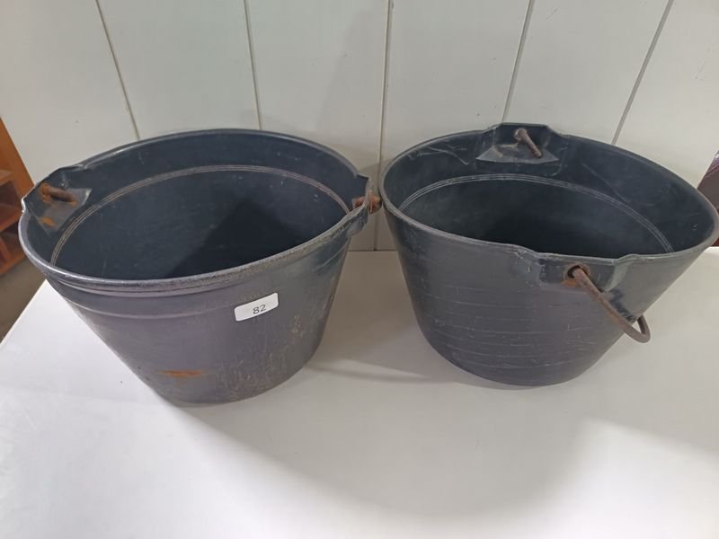 Dos Baldes Negros de Plástico con Manijas Metálicas