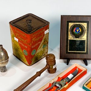 Lote de Colección: Martillo, Tijera, Placas, Pinches y Lata Vintage - imagen 2