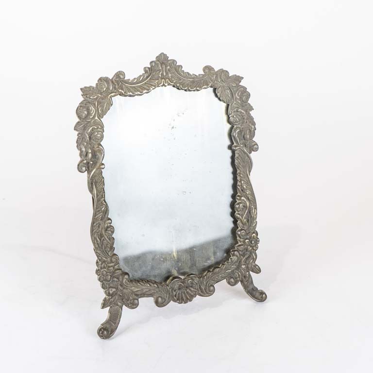 Lote siguiente: Portarretrato de bronce  - Medidas: 25x18cm 