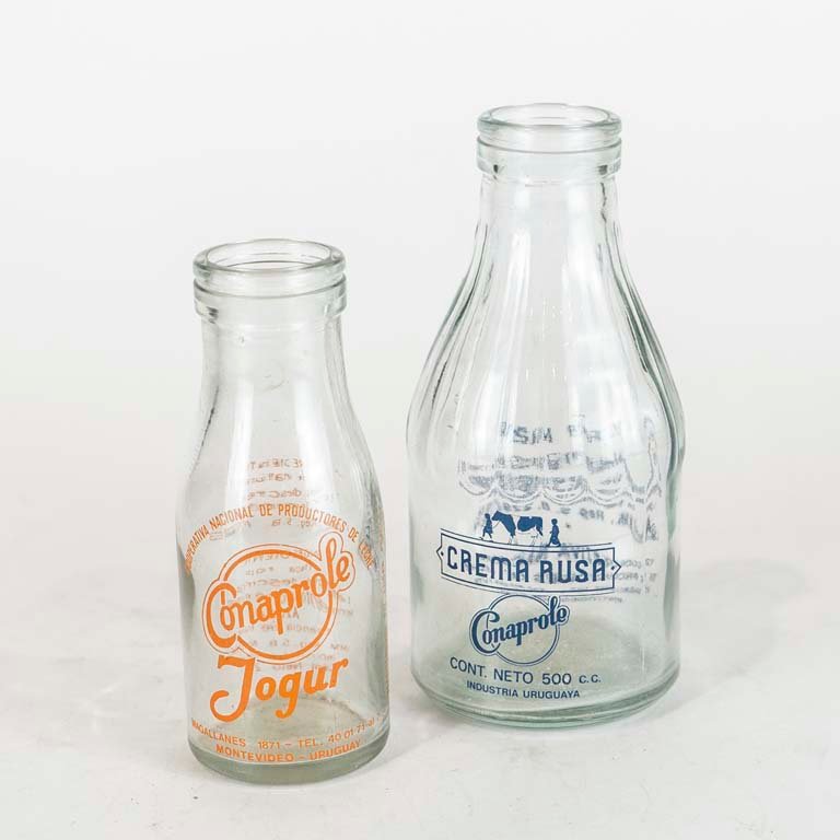 Lote siguiente: Dos botellas de yogurt Conaprole y crema Rusa